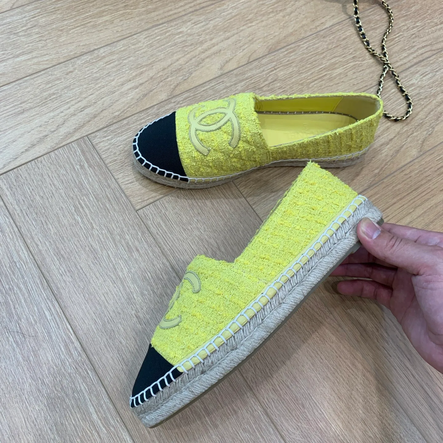 👟👟Ex-factory price 420👟👟 👑New colors are coming ✌️New version of Chanel fisherman shoes is coming❗️Delivered in a full set of top-notch packaging. The quality of my fisherman shoes has not been introduced much, everyone who has had them knows it! The original customized upper, and my outsole is the original translucent outsole, the opaque outsole is the wrong version, full set of authentic packaging ❗️ size: 35-40, running price